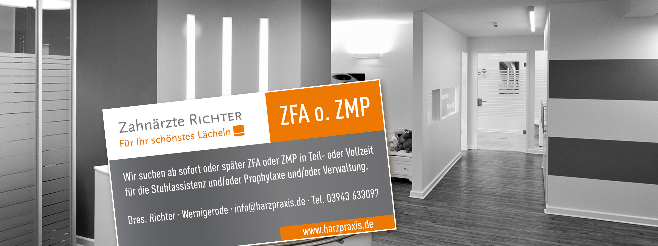 Zahnärzte Richter · Zu sehen ist der Empfangsbereich der Praxis mit einem halbrunden, modernen Tresen